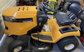 13a0a9cs056 Cub Cadet Xt1 Riding Lawn Mower With Accessories