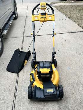 18aeu2c2738 Dewalt 20-volt Max 21.5 Inch Lithium-ion Battery Powered Walk Behind Push Lawnmower Used