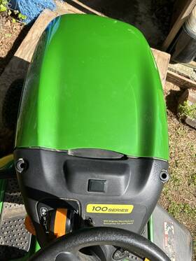 L102 John Deere Tractor 17hp 42 Inch 5 Speeds