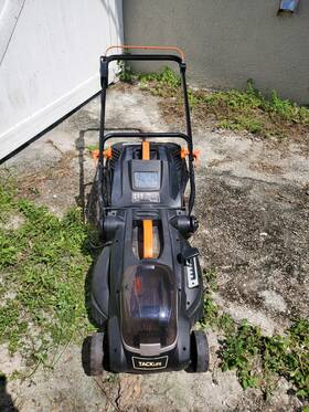 4040a Track Live Life Lawn Mower With Batery Incluid. Used